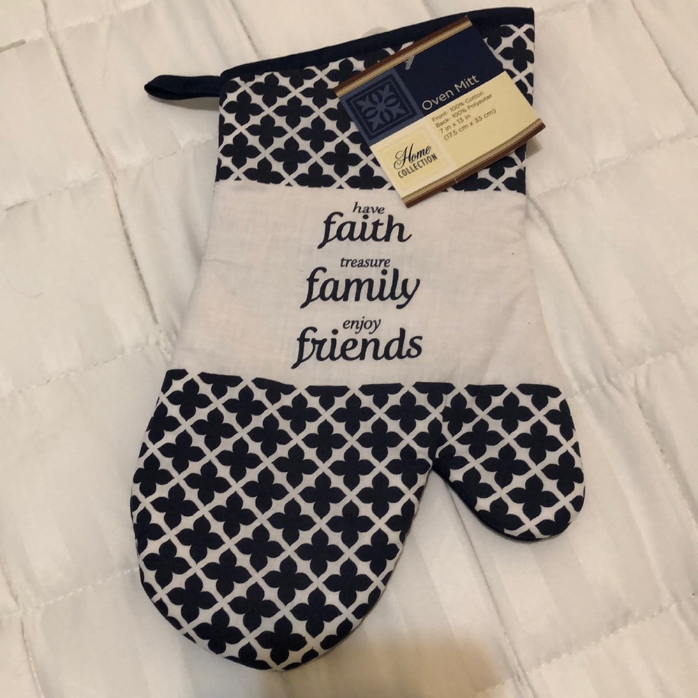 New Home Collection oven mitt